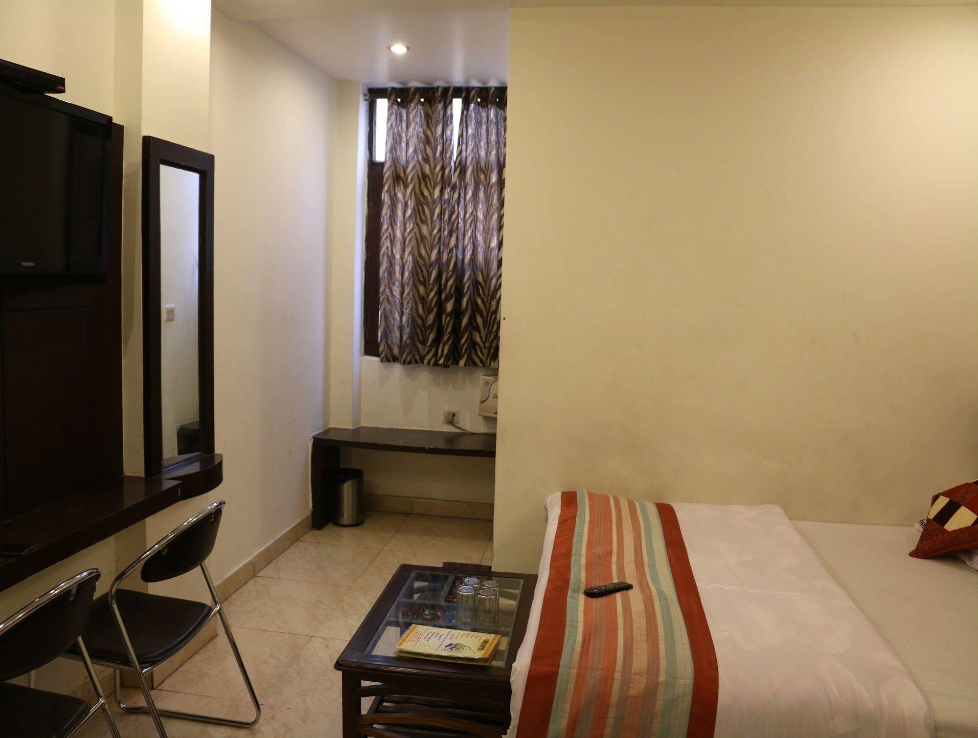 Hotel Seven Seas Inn Yeni Delhi Dış mekan fotoğraf